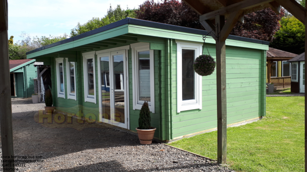 Pent / flat roof log cabins