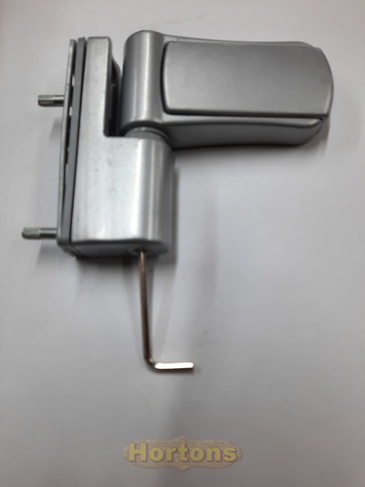 Height adjustment for flag hinge on cabin doors