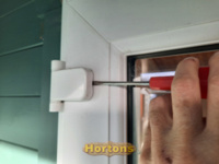 Releasing the hinge flap on a uPVC door hinge