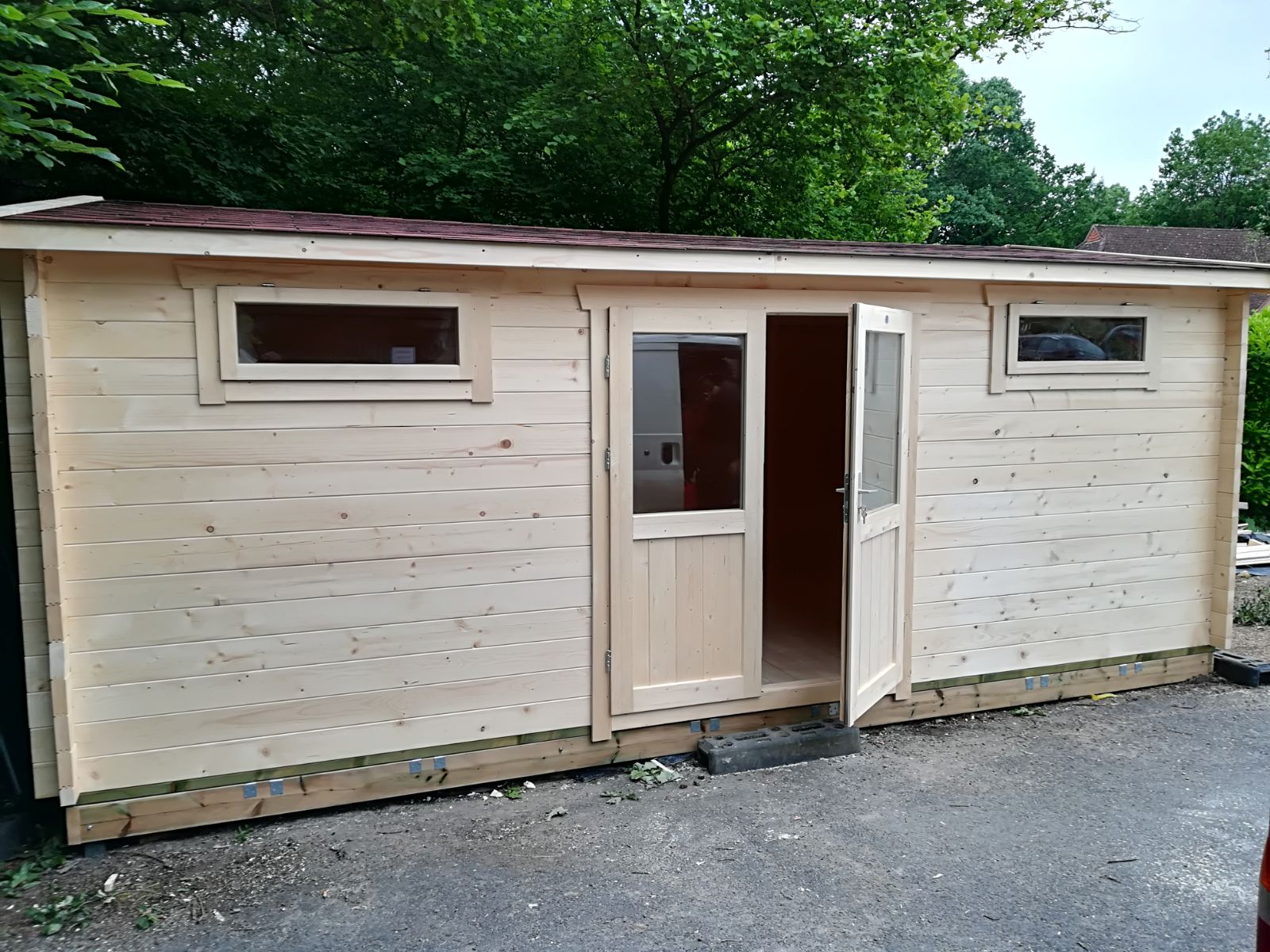 6x4m small sports changing room, 44mm logs - Click Image to Close